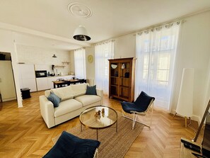 Living area - Vrbo Property (Quimper)