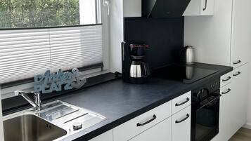 Kaffe-/temaskine, køleskab, ovn, kogeplade