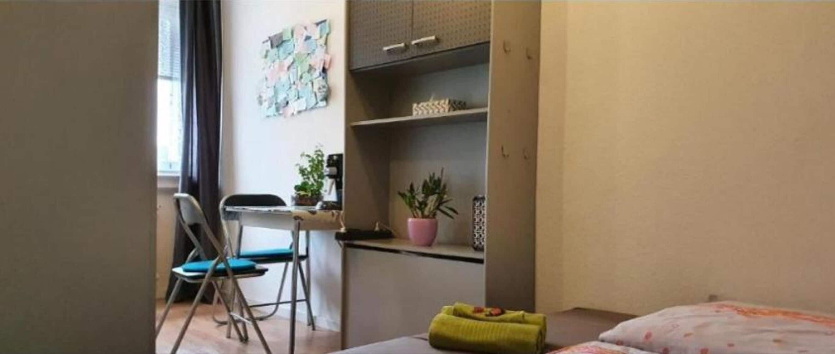 1 slaapkamer, een strijkplank/strijkijzer, internet, beddengoed