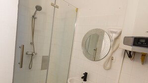 A bathroom with a glass-enclosed shower, a sink, a mirror, and a towel rack. - Modern 2BR Apt Near Karlsplatz (Vienna)