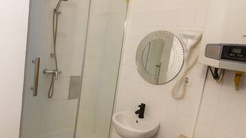 Basic Apartment | Bathroom | Shower, free toiletries, hair dryer, towels