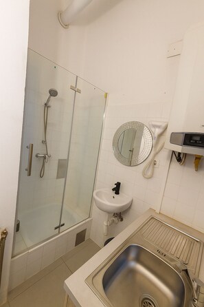 Basic Apartment | Bathroom | Shower, free toiletries, hair dryer, towels