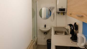 Basic Apartment | Private kitchen | Mini-fridge, microwave, oven, stovetop