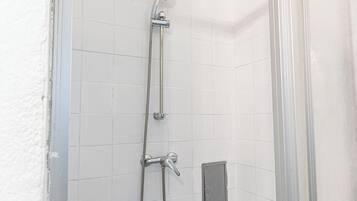 Apartamento básico | Baño | Ducha, artículos de higiene personal gratuitos y secador de pelo