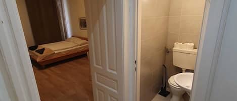 Basic Apartment | Bathroom | Shower, free toiletries, hair dryer, towels