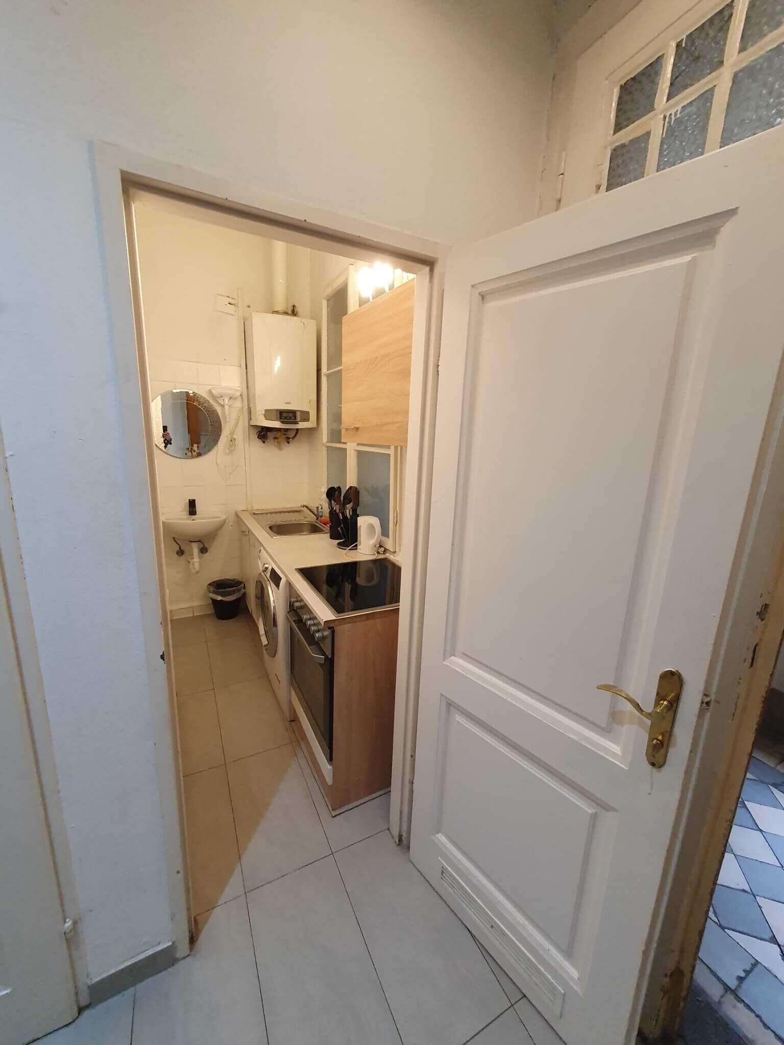 Basic Apartment | Private kitchen | Mini-fridge, microwave, oven, stovetop