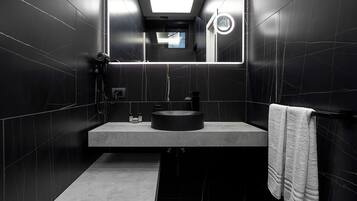 Doccia, asciugacapelli, bidet, asciugamani