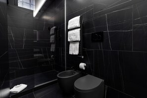 Shower, hair dryer, bidet, towels - Vatican Gold Medals (Roma)