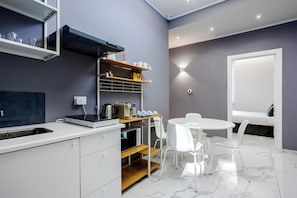 Microonde, macchina per tè/caffè, bollitore elettrico, carta assorbente