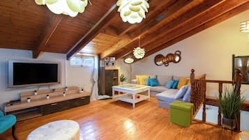 Villa, Balkon, Bergblick | Wohnbereich