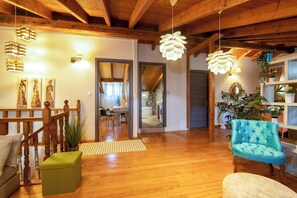 Villa, Balkon, Bergblick | Wohnbereich