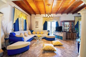 Villa, Balcony, Mountain View | Living area