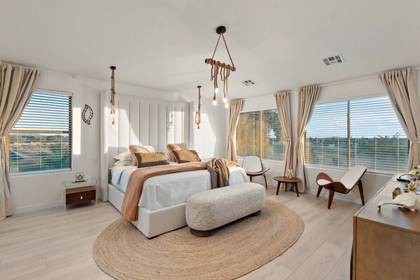 6 quartos, ferros/tábuas de passar roupa, Wi-Fi, roupa de cama