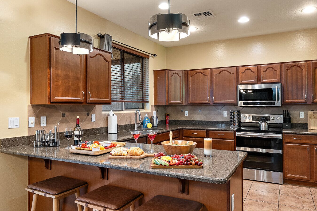 Køleskab, mikrobølgeovn, ovn, kogeplade