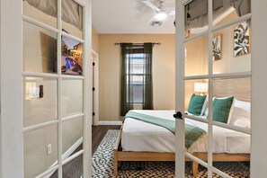 6 slaapkamers, een bureau, een strijkplank/strijkijzer, reisbedje