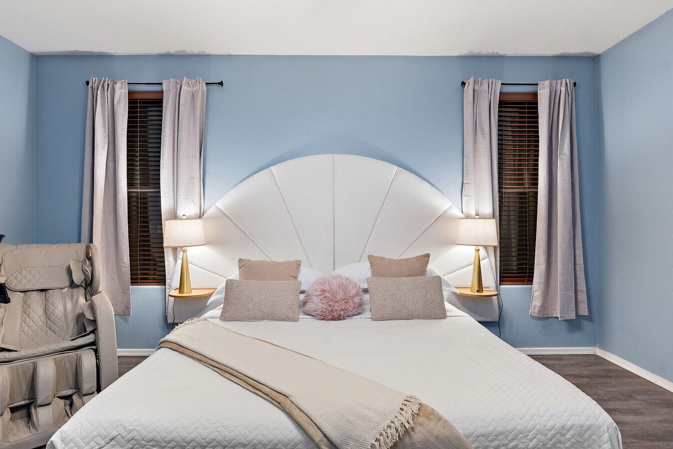 6 soverom, skrivebord, strykejern/-brett og reiseseng for barn