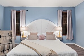 6 habitaciones, escritorio y tabla de planchar con plancha