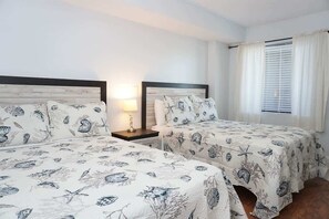 3 habitaciones, tabla de planchar con plancha y cuna de viaje