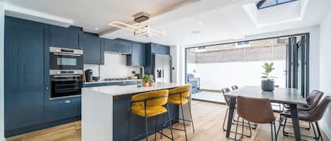 Geladeira, micro-ondas, fogão, cooktop