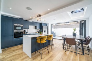 Køleskab, mikrobølgeovn, ovn, kogeplade