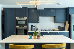 Fridge, microwave, oven, stovetop - Amazing property in the heart of London. (London)