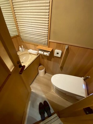 Hair dryer, bidet, towels, soap - Tsukinofune Kyoto Koudaiji - A Luxurious Kyoto Hideaway in Higashiyama (京都市東山区下河原町)