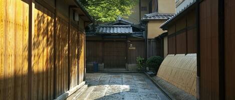 المنطقة المحيطة بالمنشأة