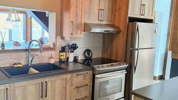 JÀÀkaappi, mikroaaltouuni, uuni, liesi