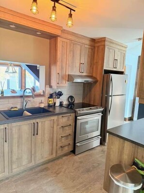 Geladeira, micro-ondas, fogão, cooktop