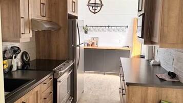 Een koelkast, een magnetron, een oven, een kookplaat