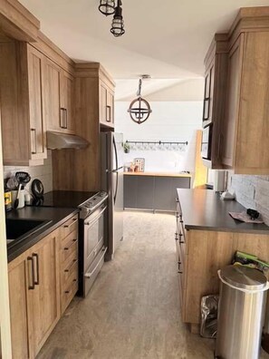 Een koelkast, een magnetron, een oven, een kookplaat