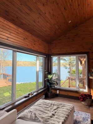 Een strijkplank/strijkijzer, wifi, beddengoed