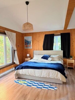 Een strijkplank/strijkijzer, wifi, beddengoed