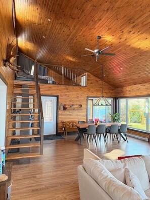 Een televisie en een open haard