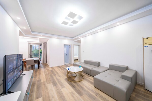 Departamento, 4 habitaciones, vista a la ciudad | Sala de estar | Smart TV 