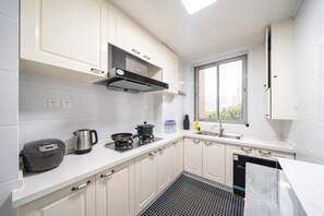 Apartment, 4 Bedrooms, City View | Private kitchen