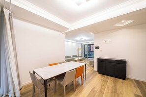 Departamento, 4 habitaciones, vista a la ciudad | Sala de estar | Smart TV 