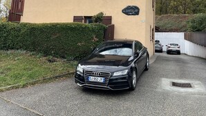A two-story building with a balcony and a sign that reads "Le Darbelay". - Gd appartement cozy 85 M2 2chb + grande mezzanine accès funiculaire les arcs (Bourg-Saint-Maurice)
