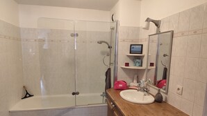 A bathroom with a bathtub, a shower, a sink, and a vanity with drawers. - Gd appartement cozy 85 M2 2chb + grande mezzanine accès funiculaire les arcs (Bourg-Saint-Maurice)