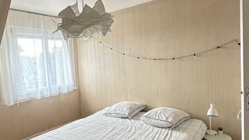 5 bedrooms, free WiFi, bed sheets, wheelchair access