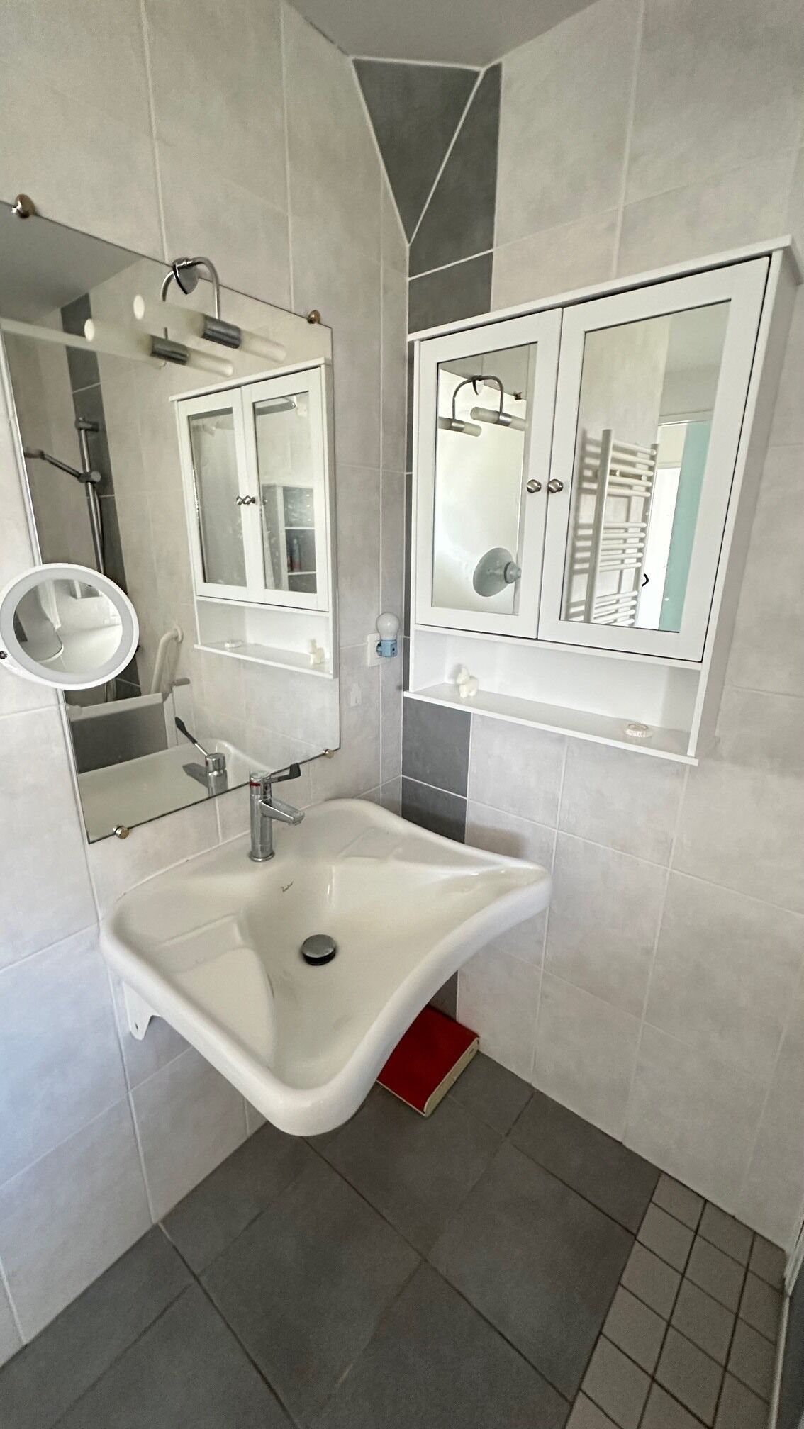 Douche, sèche-cheveux, bidet, serviettes fournies