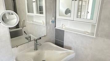 Douche, sèche-cheveux, bidet, serviettes fournies