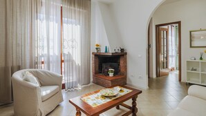 TV - Sunflower piano terra by Interhome (Viareggio)
