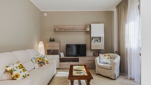 TV - Sunflower piano terra by Interhome (Viareggio)
