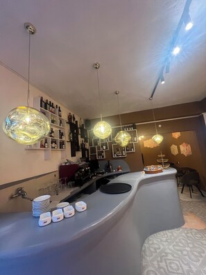 Bar (on property) - Golden Flower Hotel (Tirana)