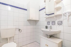 Shower, free toiletries, hair dryer, towels