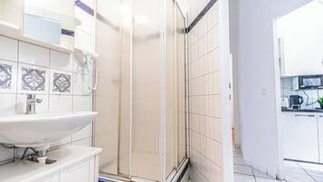 Apartamento básico | Baño | Ducha, artículos de higiene personal gratuitos y secador de pelo