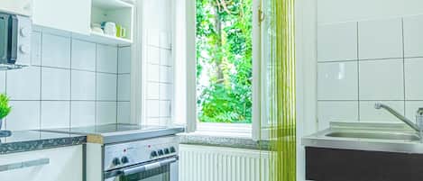 Apartament bàsic | Cuina privada | Frigorífic petit, microones, forn i placa de cuina