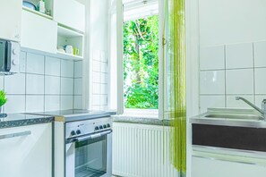 Apartament bàsic | Cuina privada | Frigorífic petit, microones, forn i placa de cuina