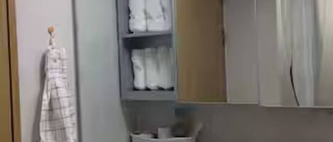 Suihku, hiustenkuivaaja, bidee, pyyhkeet